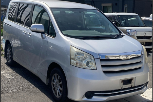 古い車 トヨタノア
